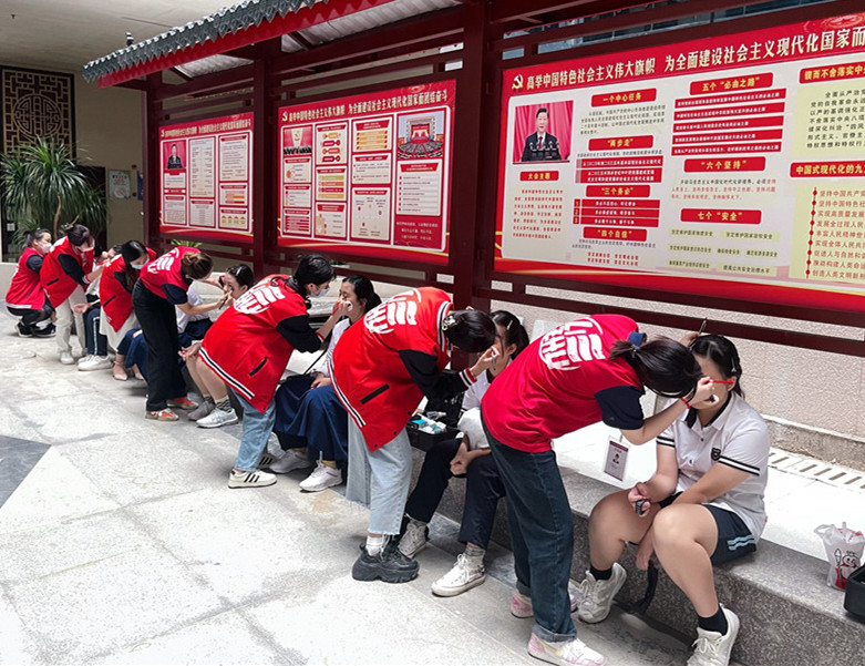 南寧化妝實踐課，為南寧十四中同學提供化妝服務