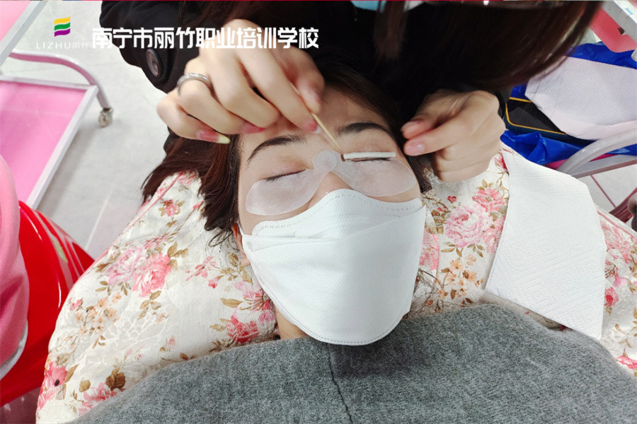 冷燙翹睫術(shù)的好處，南寧美甲美睫學(xué)校分享