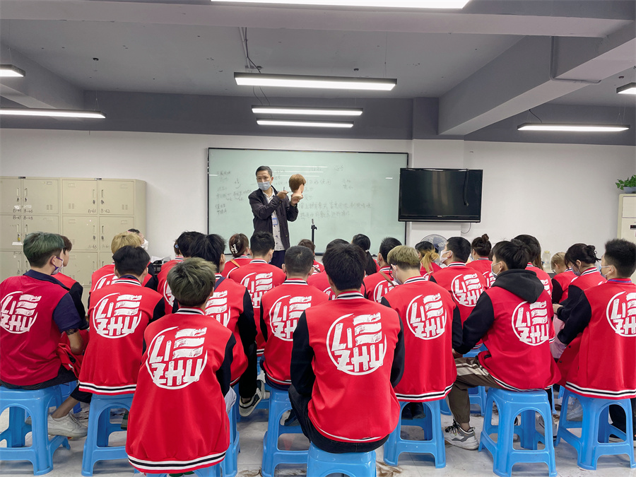 美發(fā)培訓(xùn)要學(xué)哪些內(nèi)容？南寧美發(fā)培訓(xùn)哪家有實力？