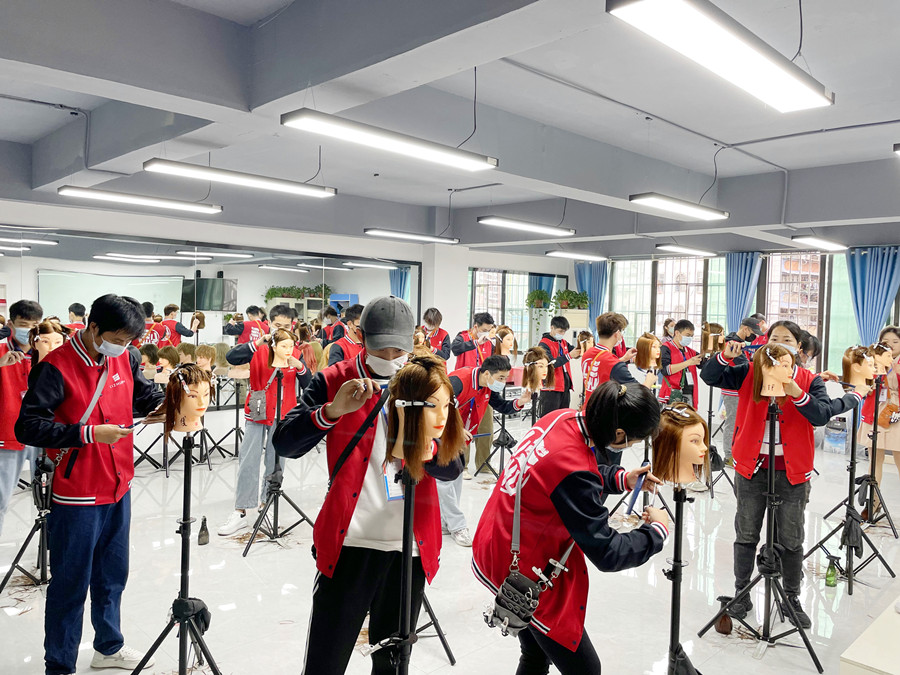 不同類型的長發(fā)如何修剪層次？廣西美發(fā)剪發(fā)學(xué)校教你