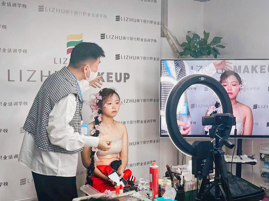 化妝后如何減少出油？南寧專業(yè)正規(guī)化妝學(xué)校教你