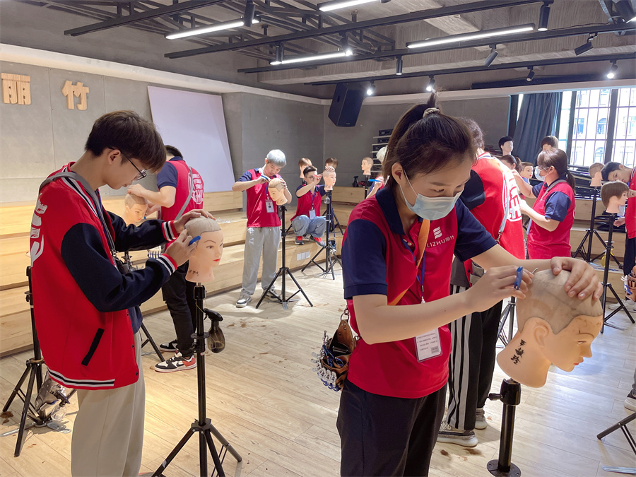 光頭剃頭技巧，廣西美發(fā)剃頭培訓(xùn)班實(shí)訓(xùn)教學(xué)