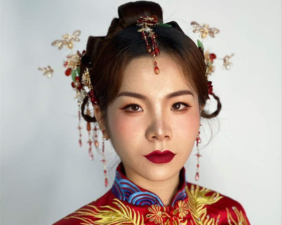 東方新娘造型，廣西新娘彩妝學(xué)校演繹中式浪漫