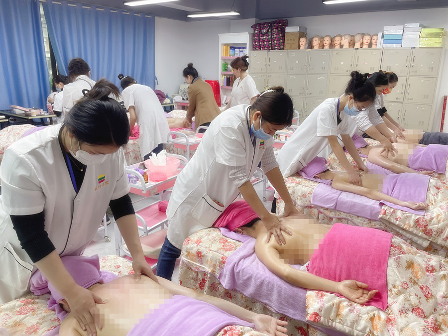 肩胛骨粘連怎么辦？廣西美容推拿學(xué)校解答