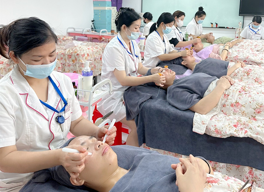 面部撥筋的原理，南寧美容學(xué)員操作實(shí)訓(xùn)分享