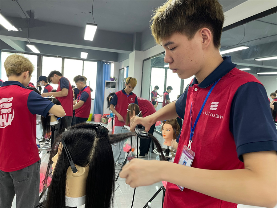 直板夾怎么拉直發(fā)？廣西美發(fā)造型學(xué)校教你