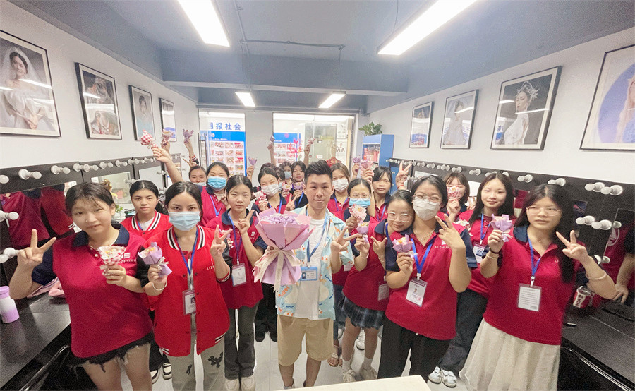 廣西化妝學校六一活動，儀式氛圍感拉滿