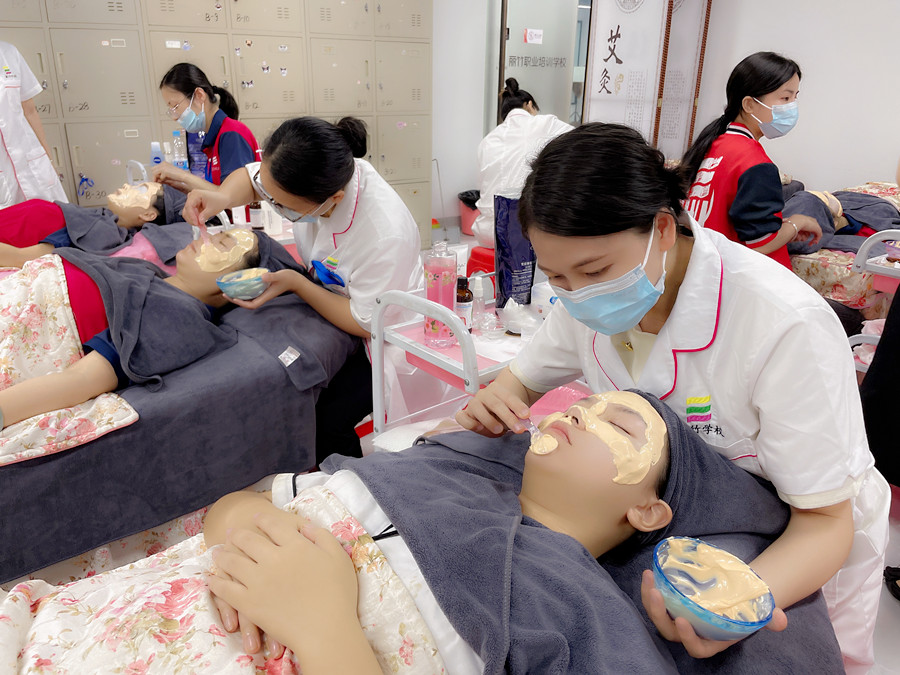 哪些人適合敷軟膜？廣西美容面部護(hù)膚課程