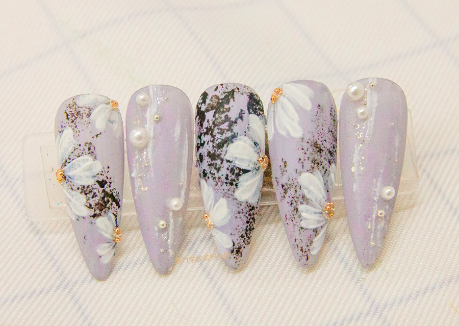 南寧美甲學(xué)校：磨砂美甲，鉑金膠美甲，彩繪小雛菊美甲