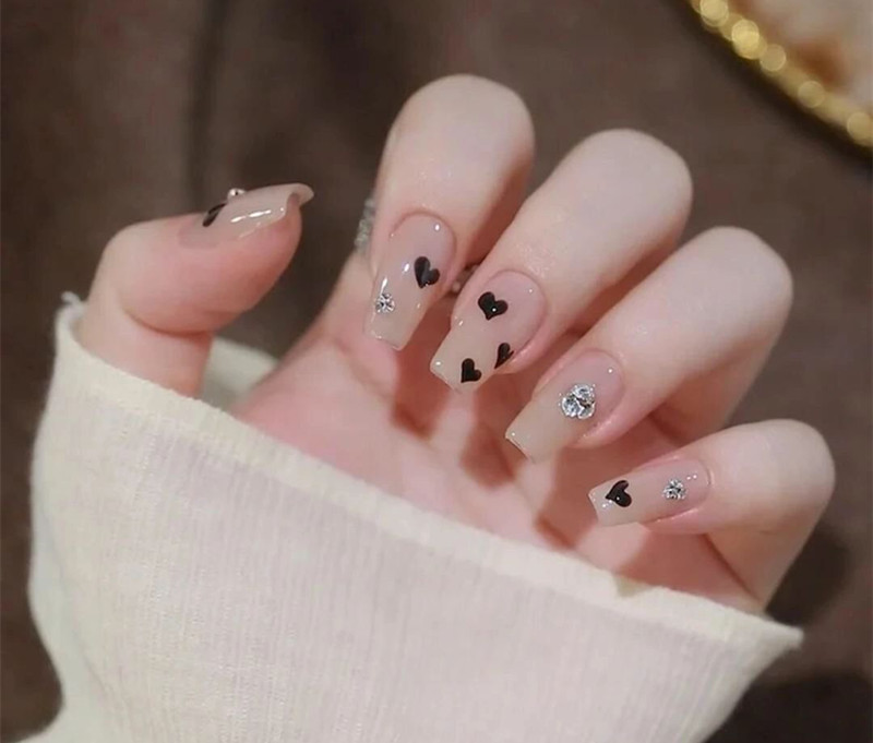 不挑手的黑色美甲，廣西美業(yè)職業(yè)技術(shù)學(xué)院推薦