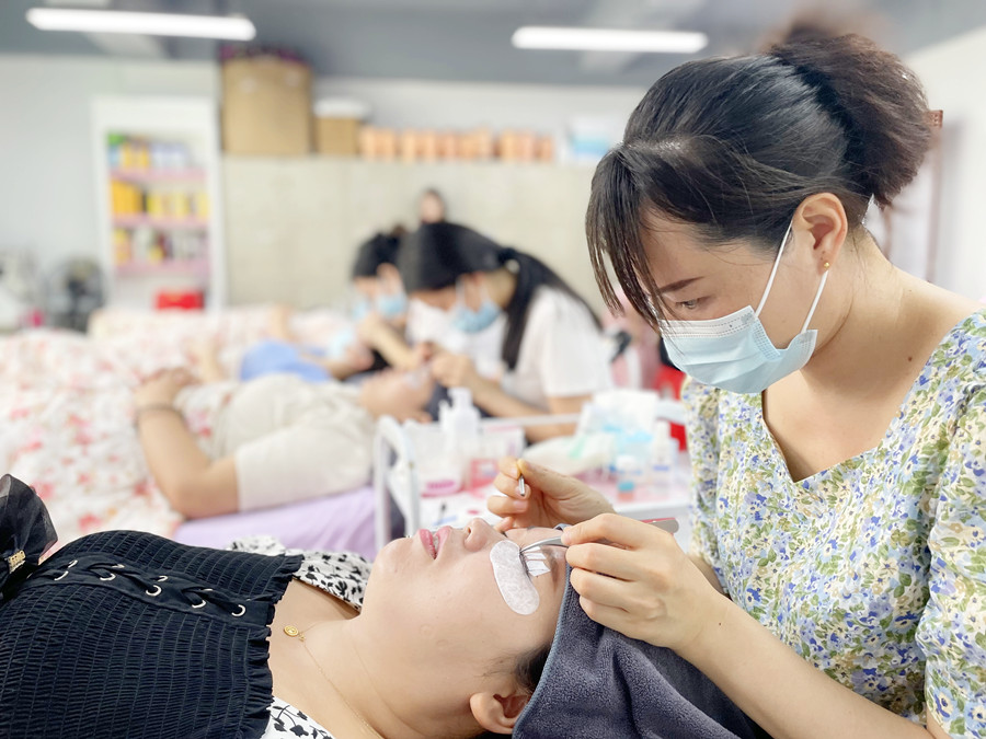 學(xué)費(fèi)多少？南寧美甲美睫紋繡培訓(xùn)學(xué)校