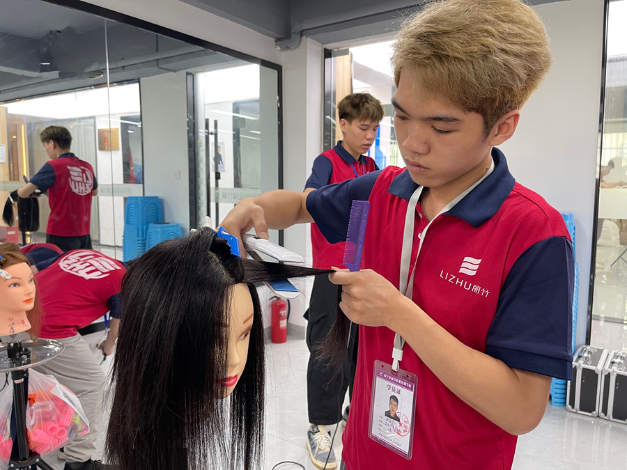 美發(fā)培訓(xùn)：怎么用直板夾拉直頭發(fā)？