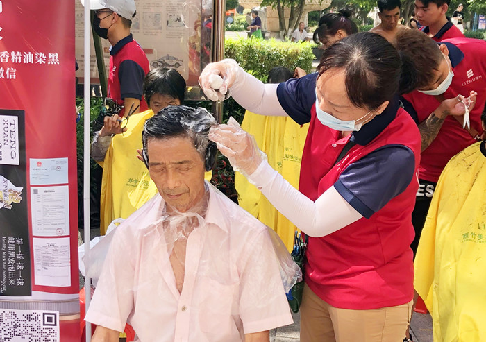 “白染黑”受歡迎，南寧美發(fā)學(xué)校公益進(jìn)社區(qū)