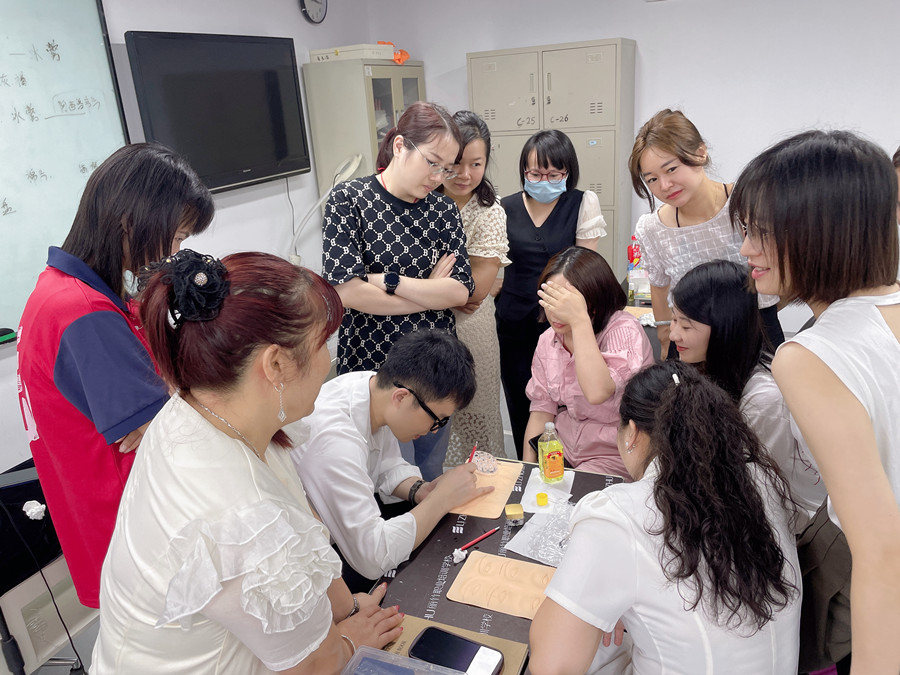 南寧學(xué)眉眼唇：紋繡仿皮練習(xí)的重要性