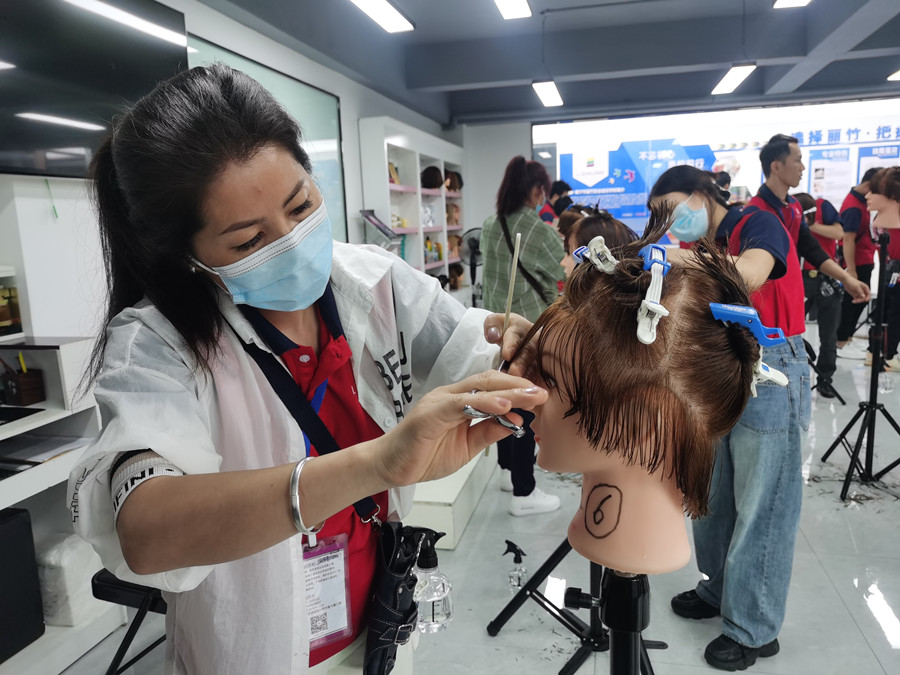 剪劉海的好與壞，南寧美發(fā)培訓(xùn)課程分享