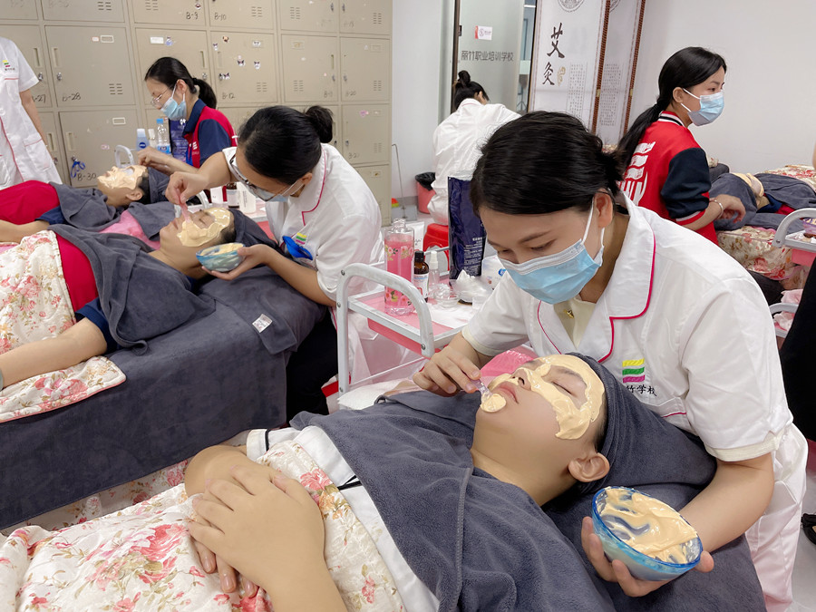 敷軟膜粉的流程，南寧美容皮膚管理培訓(xùn)班