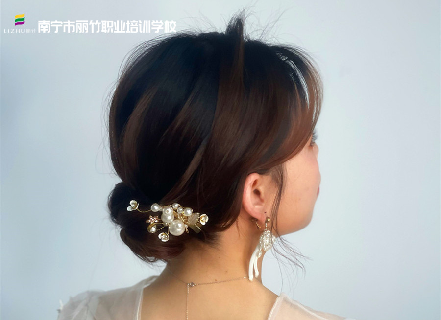 森系簡約編盤發(fā)，南寧化妝發(fā)型培訓(xùn)作品