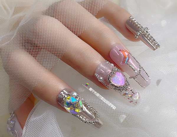 堆鉆美甲作品，廣西培訓(xùn)美甲造型