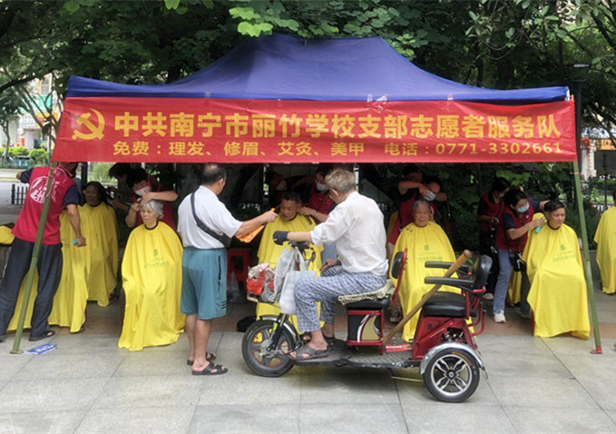 ?小區(qū)免費(fèi)理發(fā)公益活動，廣西美發(fā)職業(yè)技術(shù)學(xué)校在進(jìn)行