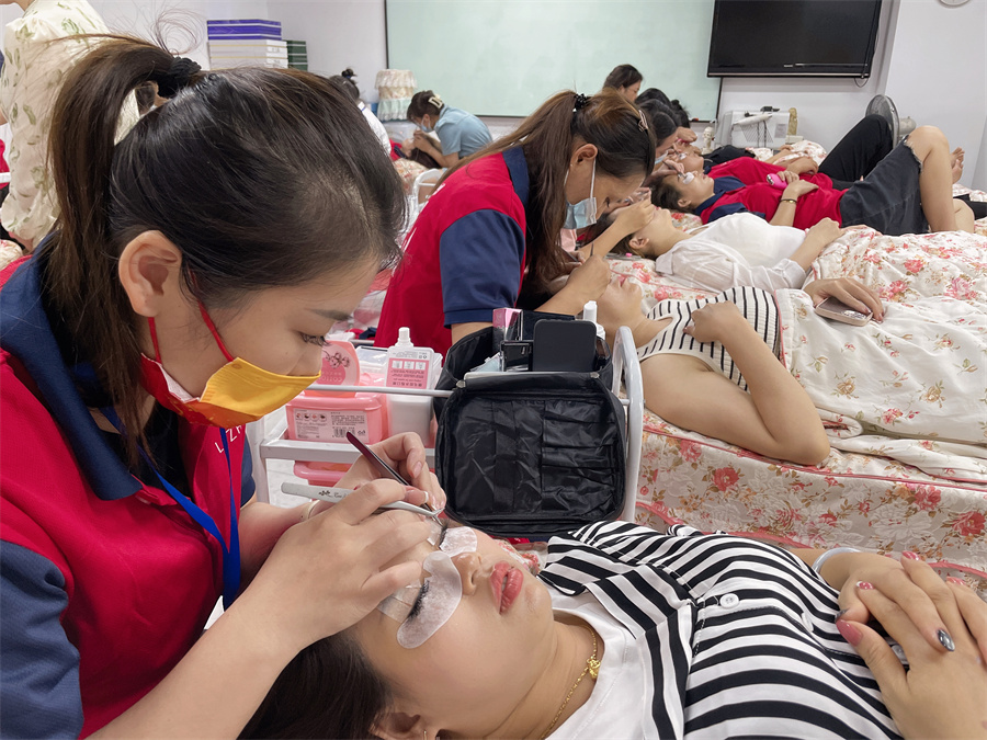 美睫是什么？南寧哪里可以學(xué)美睫？