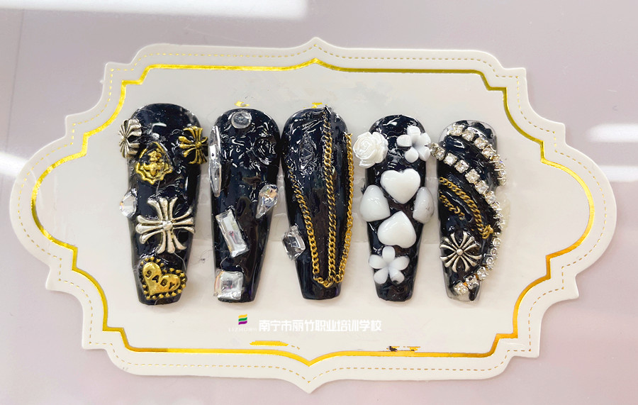 飾品堆鉆美甲，廣西美甲專業(yè)教學(xué)學(xué)員作品
