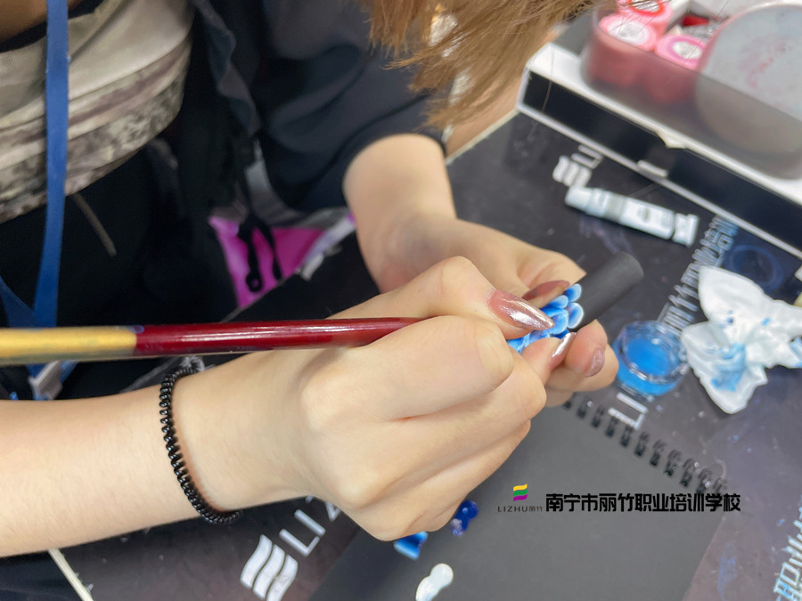 甲油膠調(diào)色技巧，南寧美甲培訓(xùn)
