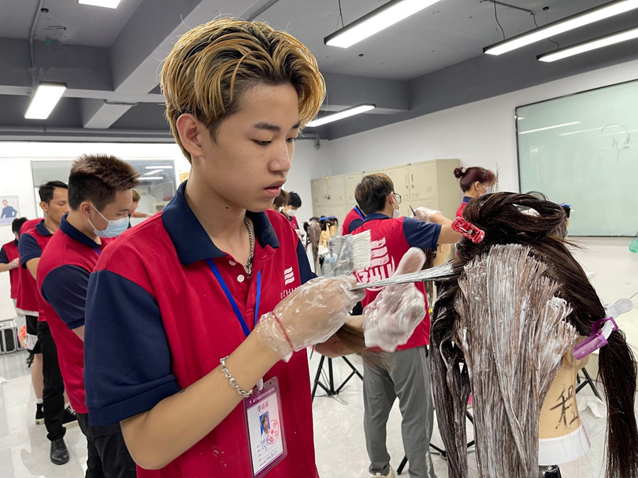 染發(fā)后怎么洗頭？南寧染發(fā)學(xué)校告訴你方法