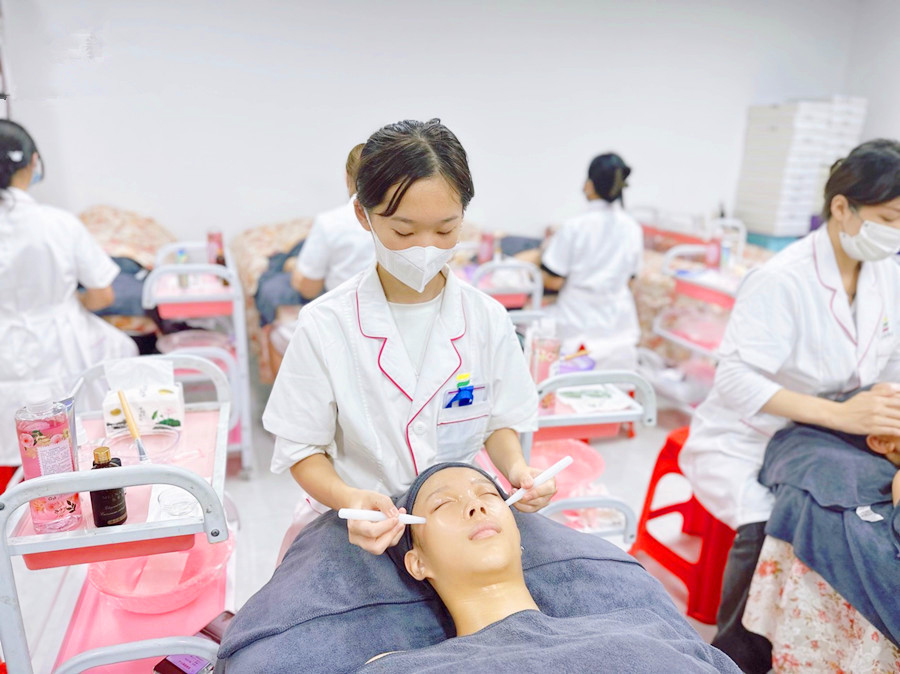 秋季面部撥筋的好處，廣西美容護(hù)膚培訓(xùn)