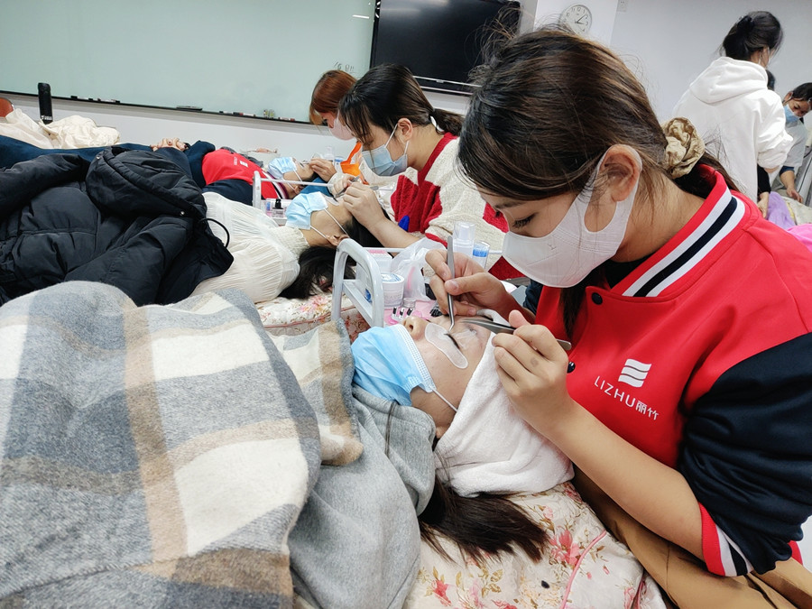 美睫為什么會(huì)受歡迎？南寧美睫專業(yè)解答