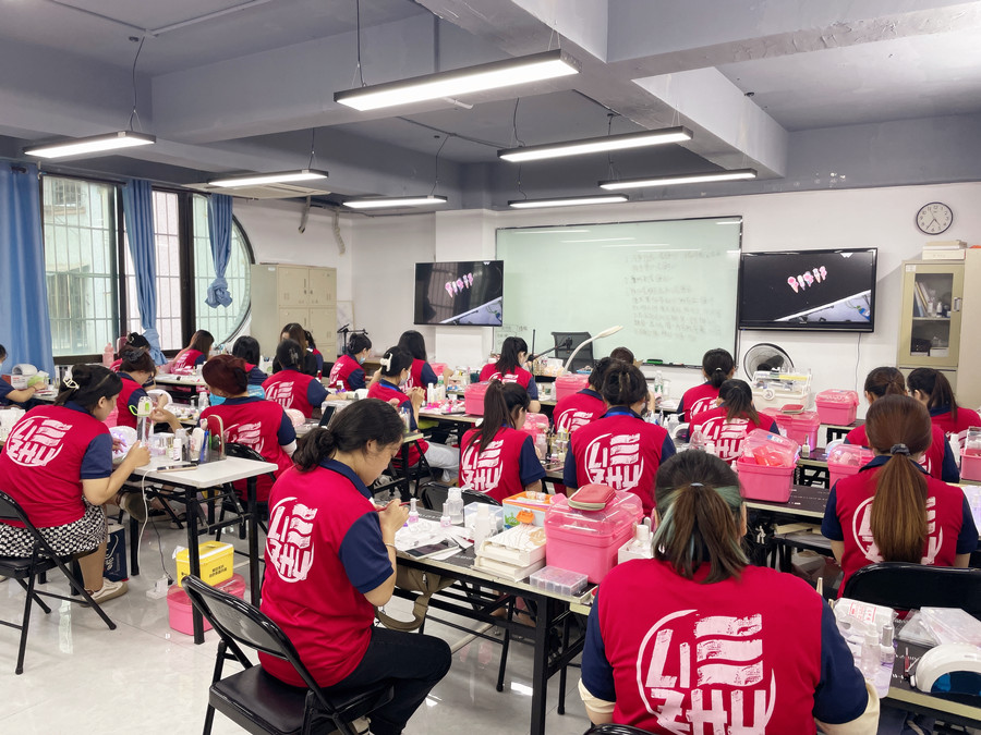 美甲師廣西：果凍膠貼片怎么卸？