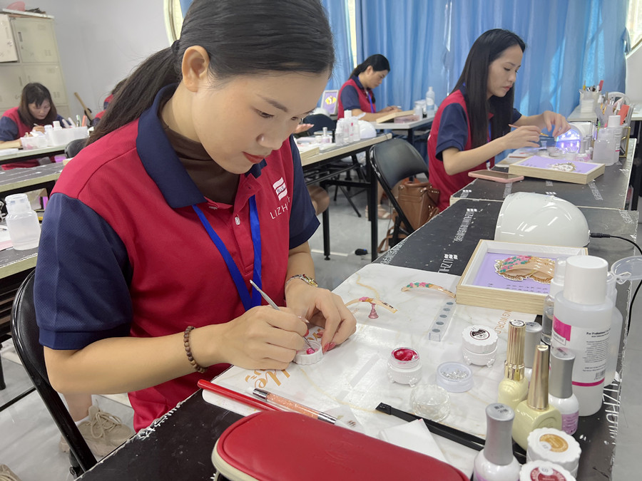 賞析！南寧美甲造型學(xué)校學(xué)員雕花作品