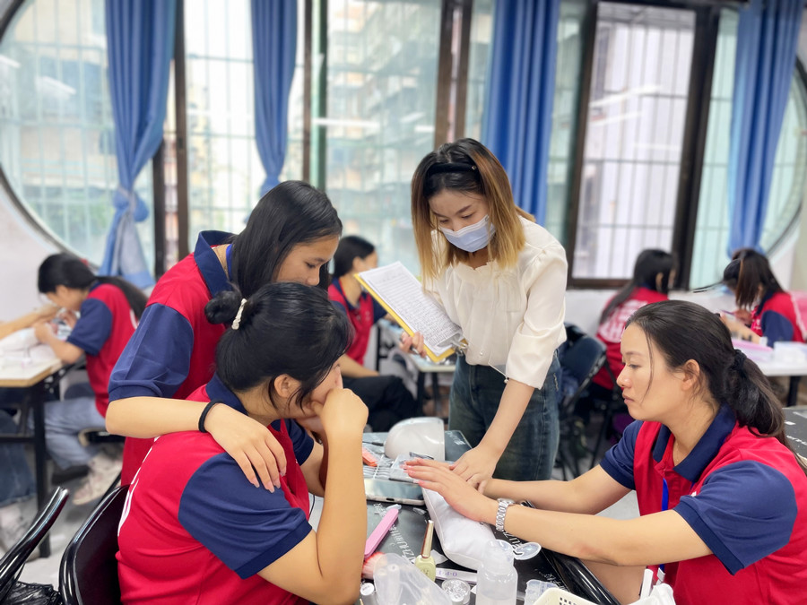 美甲涂指甲油的方法，廣西美甲基礎(chǔ)培訓(xùn)