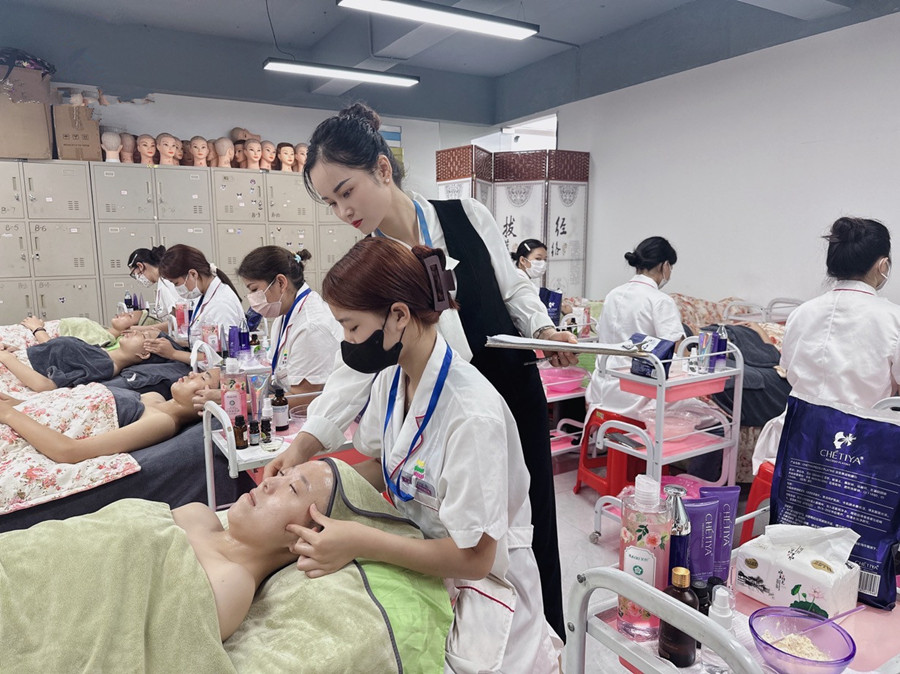 改善面部細(xì)紋的手法？南寧皮膚管理培訓(xùn)