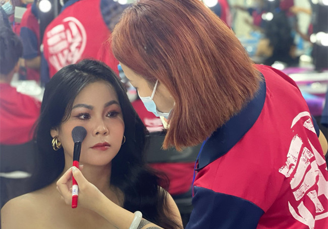 披發(fā)造型新娘，零基礎(chǔ)化妝造型