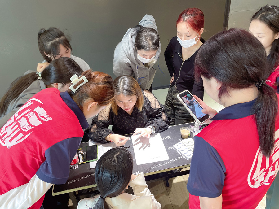 麗竹年終美睫進(jìn)修專場(chǎng)，老師手把手教學(xué)