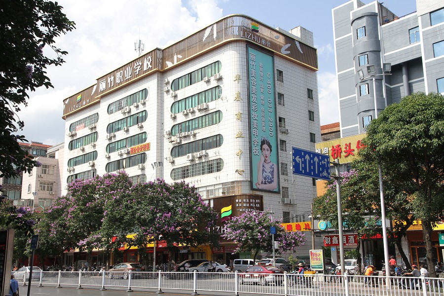 亖瘋了！南寧市美業(yè)職業(yè)培訓(xùn)學(xué)校生源爆滿