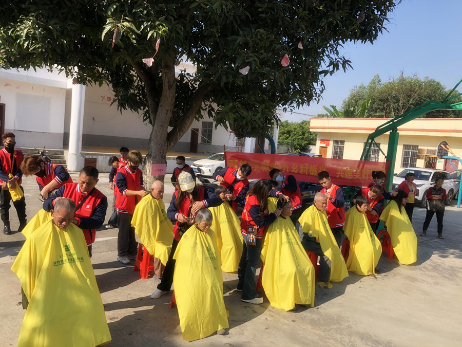 麗竹學校到隆安那桐下鄧村開展“三下鄉(xiāng)”理發(fā)活動