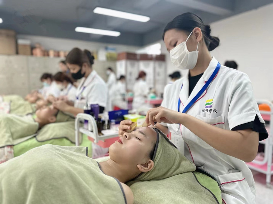 面部刮（sha）痧的教程，?廣西美容皮膚管理學(xué)校學(xué)習(xí)