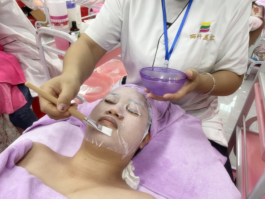 冬季敷面膜技巧，南寧美容護膚養(yǎng)顏學(xué)校分享