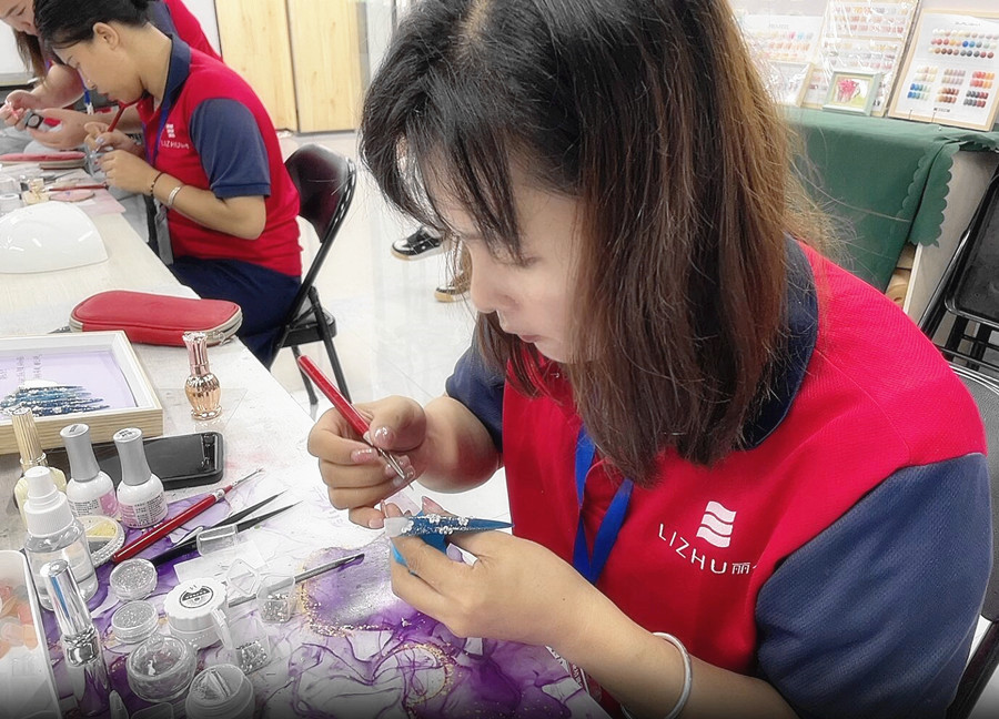 雕花細(xì)鉆美甲，零基礎(chǔ)學(xué)美甲款式