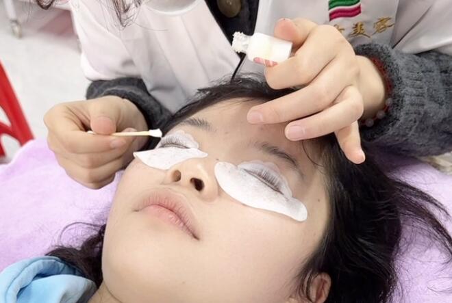 為什么建議你敷眼膜貼？?南寧美容院專業(yè)手法