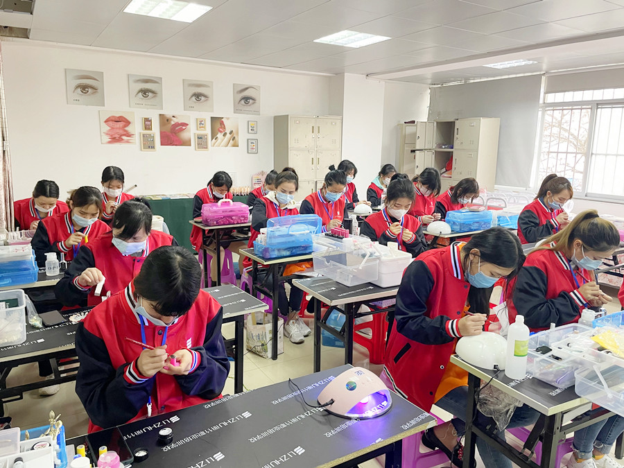 南寧美甲基礎(chǔ)：美甲工具介紹及使用方法