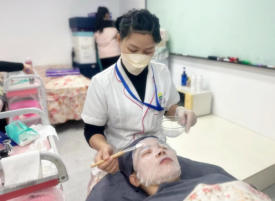 日?；A(chǔ)面部護(hù)理手法，廣西皮膚管理培訓(xùn)