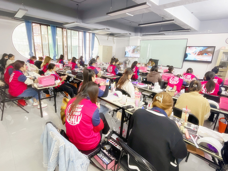 招財(cái)貓美甲教程解析，廣西美甲學(xué)徒