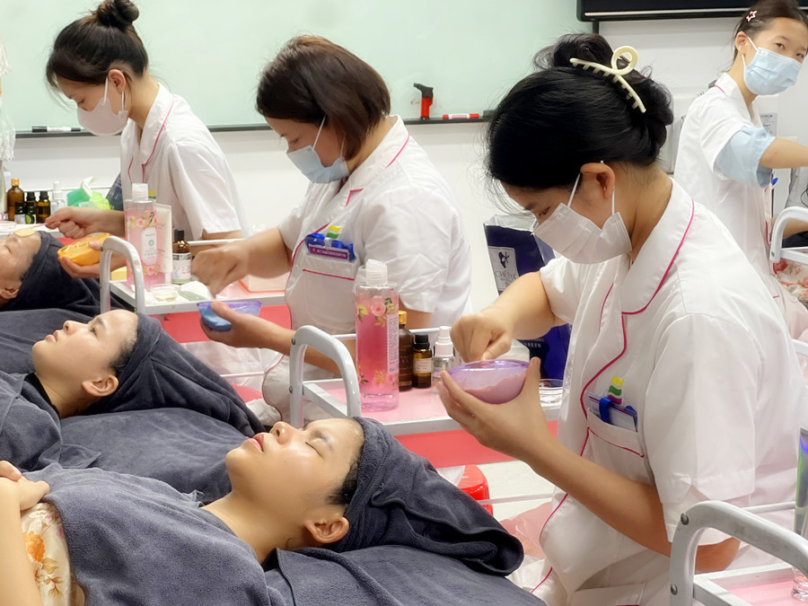 軟膜與貼片面膜的特點，南寧美容培訓課程