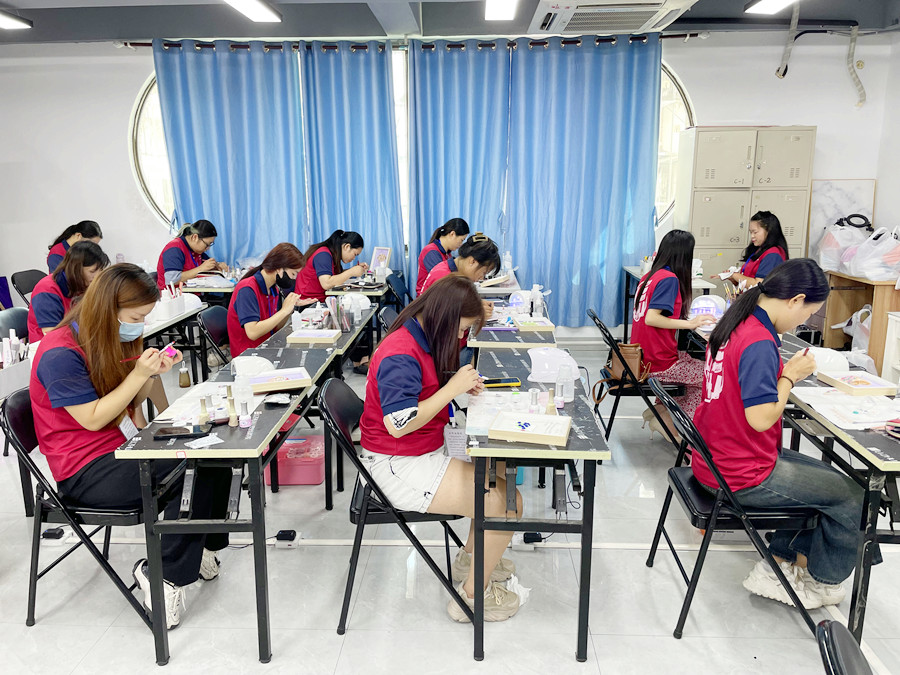 廣西美甲學(xué)校推薦：零基礎(chǔ)美甲怎么學(xué)？