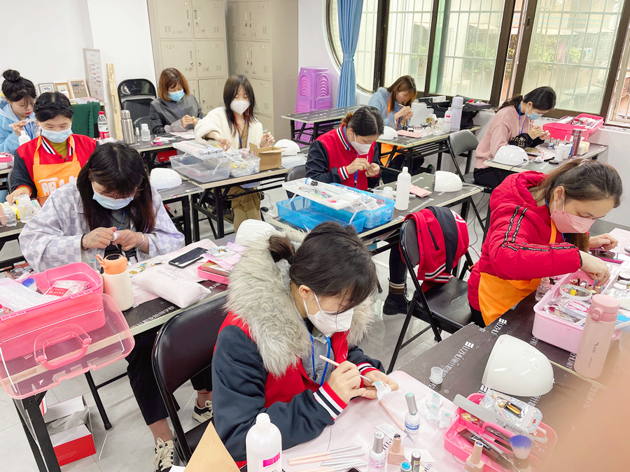 水彩草莓美甲，廣西美甲學(xué)校推薦