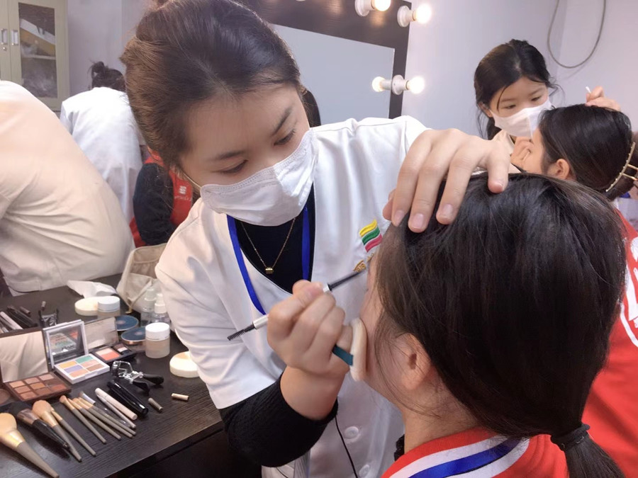 美容師應(yīng)該怎么化妝？南寧美容職業(yè)學(xué)校實(shí)踐教學(xué)