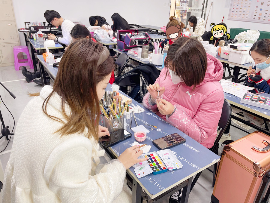 美甲學色彩重要性，廣西美甲基礎(chǔ)班彩教學內(nèi)容