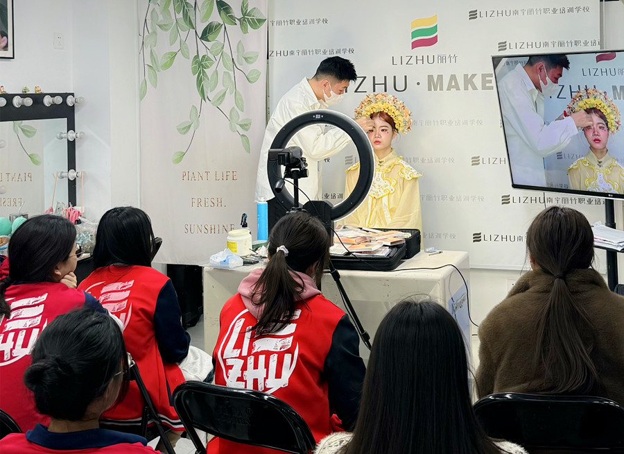 簪花寫真妝容特點(diǎn)，南寧化妝寫真培訓(xùn)學(xué)校總結(jié)